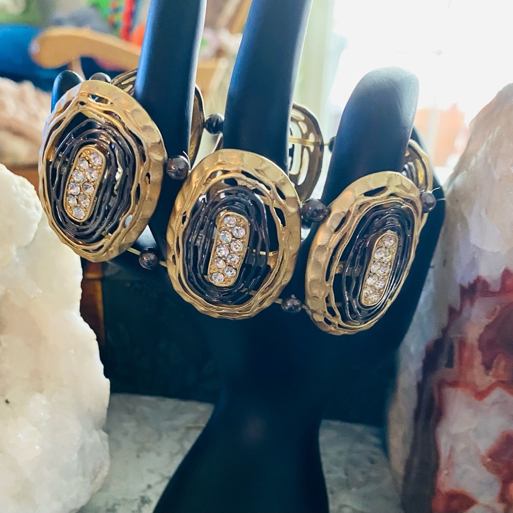 ✨ Vintage‑Inspired Statement Bracelet – Gold & Crystal Links - Picture 3 of 7